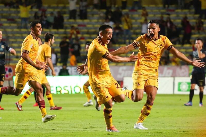 Brian Fernández festejando el único gol que convirtió con Morelia.