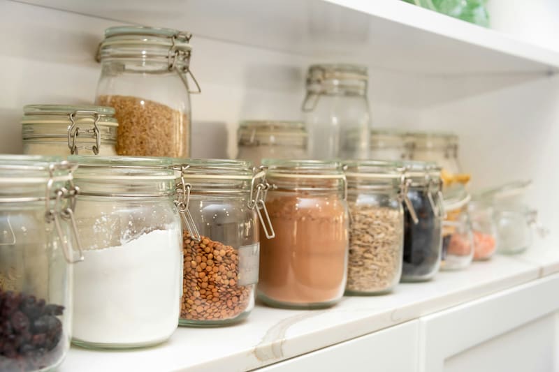 Para evitar esta plaga, se recomienda almacenar los alimentos en recipientes de vidrio sellados y herméticos. Créditos: Unsplash.