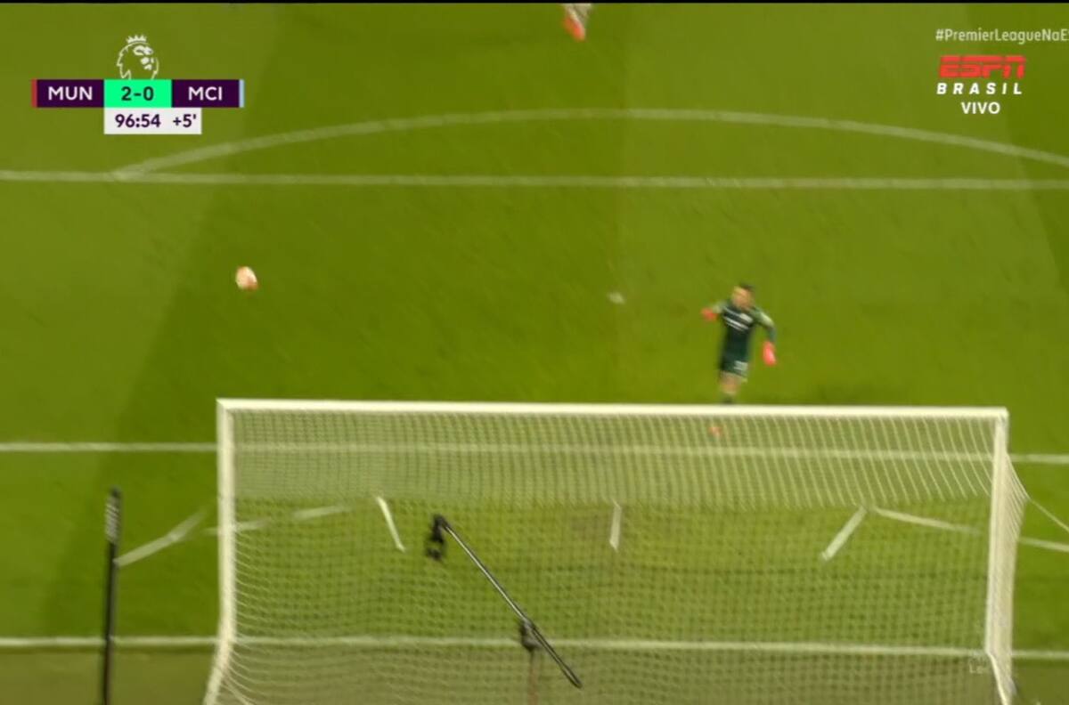 ¿Sonríe Claudio Bravo? El terrible error de Ederson que condenó al City ante United