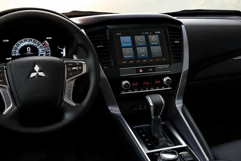 La modelo tiene un Mitsubishi Montero Sport.