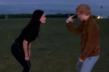 Ed Sheeran no se quiso quedar fuera de la reunión de "Friends" y realizó clásico baile junto a Courteney Cox
