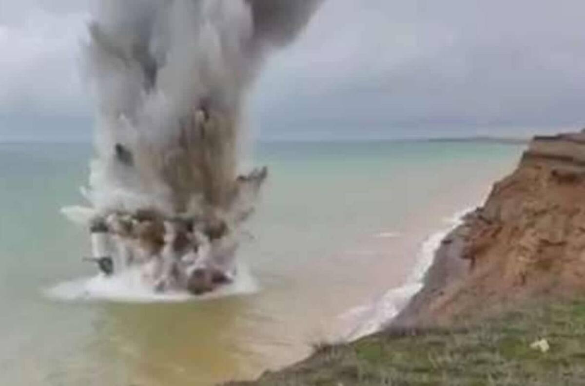 VIDEO | Explotan una bomba de la Segunda Guerra Mundial en el mar