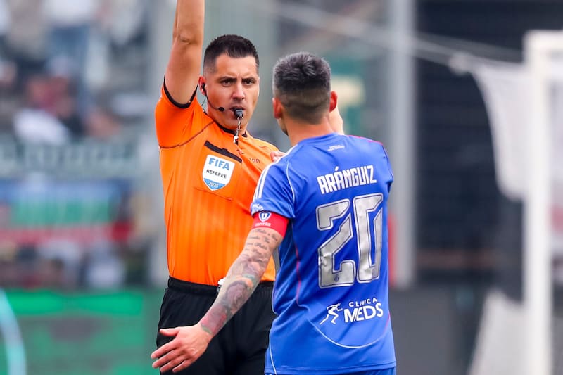 Charles Aránguiz en el Superclásico.