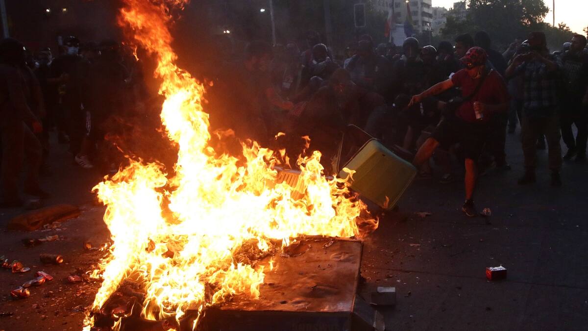 VIDEO | Disturbios en la Alameda: Al menos 30 individuos saquearon dos locales comerciales