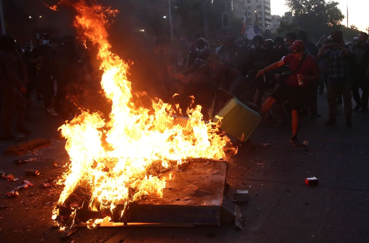 VIDEO | Disturbios en la Alameda: Al menos 30 individuos saquearon dos locales comerciales