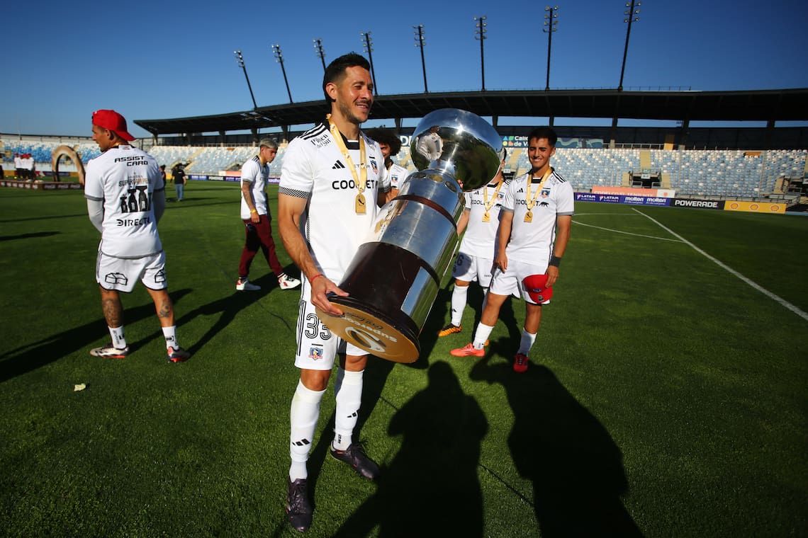El defensor central alzo el trofeo de una final que se completó en el estadio El Teniente.