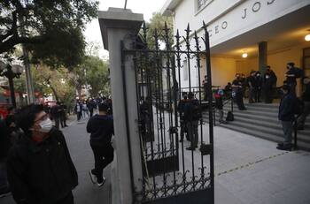 Incidentes en Liceo Lastarria: alumnas de otros establecimientos acusan filtración de fotos privadas y se suspenden las clases por investigación