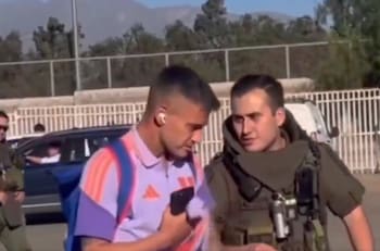 VIDEO | El inesperado momento que vivió Charles Aránguiz con un carabinero: “Solo agradecerte...”