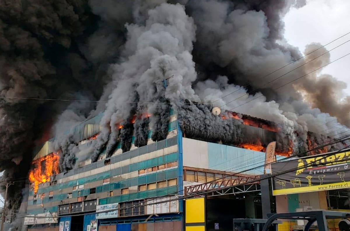 Gran incendio afecta a los galpones de la Zofri en Iquique