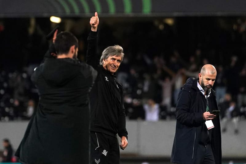 festeja la clasificación del Betis a los cuartos de final de la Conference League. Foto: EFE.