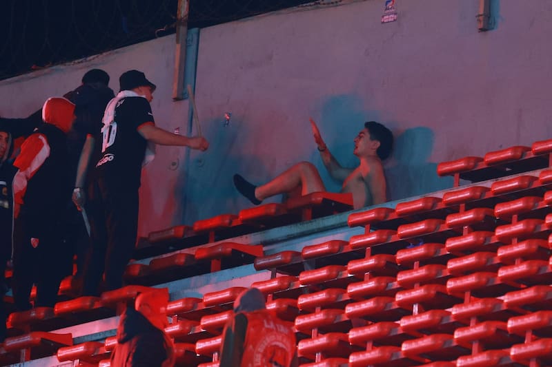 Sufrió un linchamiento público junto a otros fanáticos azules. Agencia Aton