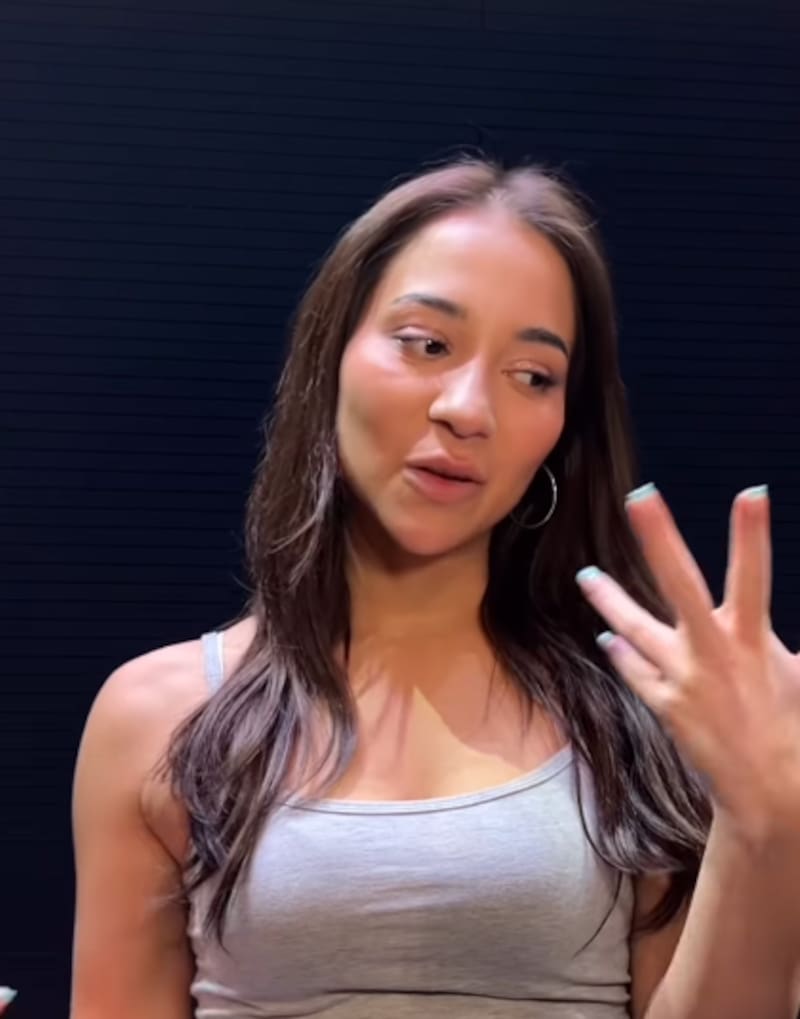 La cantante ahora luce un hermoso pelo castaño.