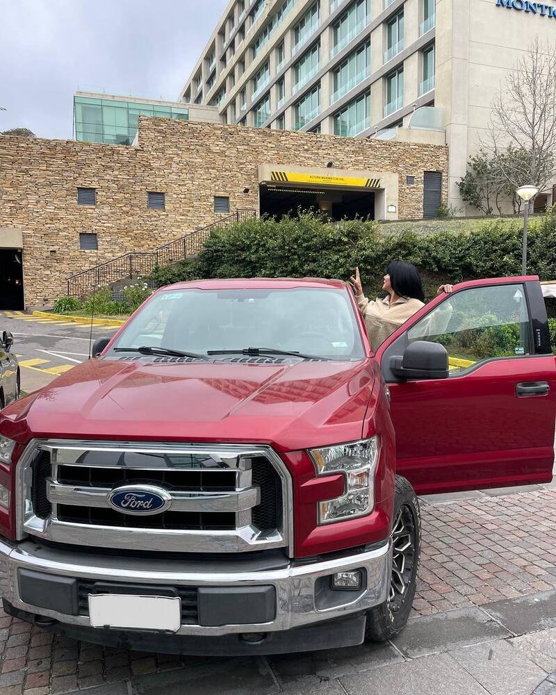 Anita Alvarado se lució con nueva camioneta.