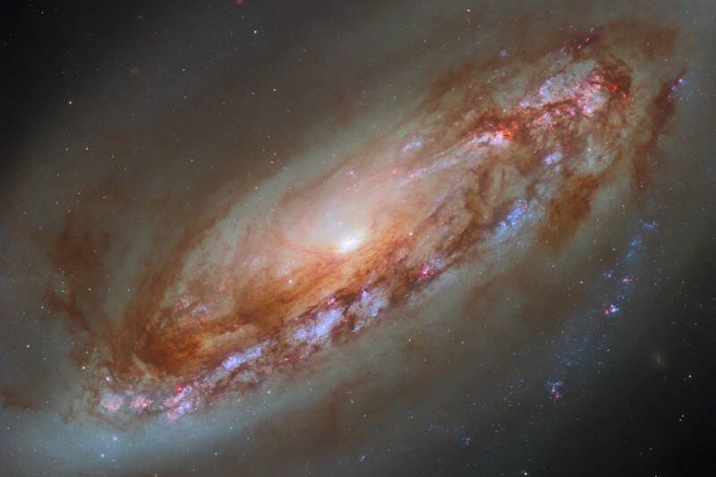 Captura de la galaxia espiral M90 con detalles de cuerpos celestes circundantes.