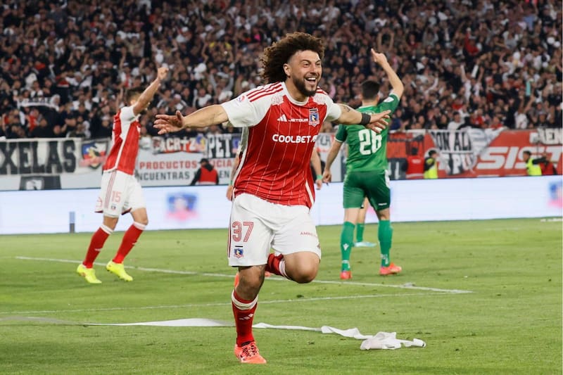 Maxi Falcón con la nueva camiseta de Colo Colo que se estrenó ante Audax Italiano.