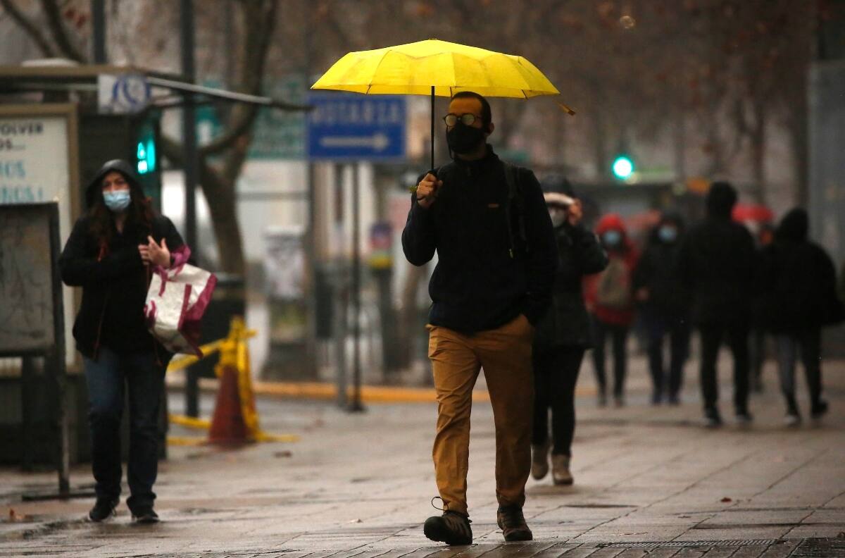 A sacar el paraguas: Pronostican lluvias para este fin de semana y el lunes en Santiago
