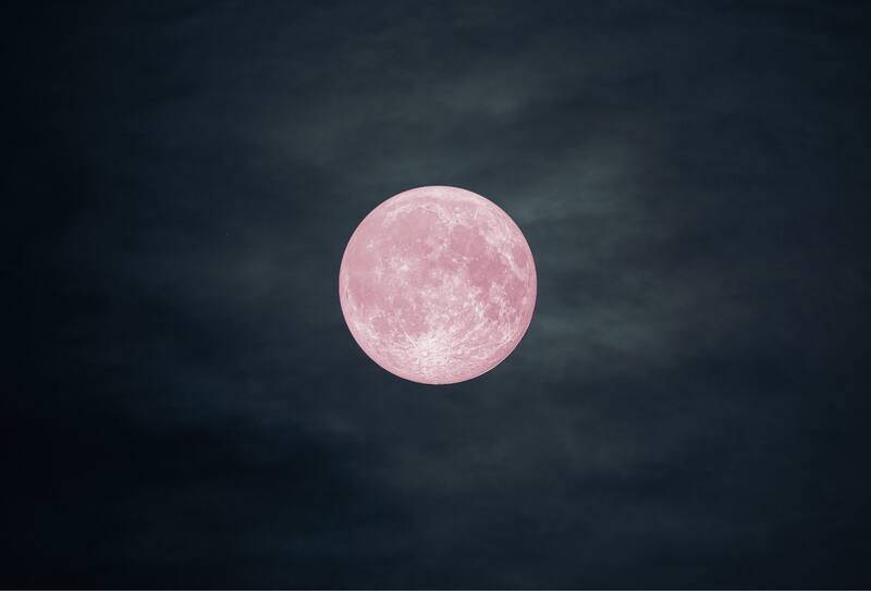 ¿Cuándo se verá la Luna Fresa en Chile? Créditos: En La Hora - Canva.
