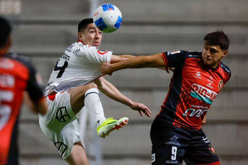 En la disputa de balón con Nelson Da Silva, de Deportes Limache, en el importante triunfo de visita de Ñublense.