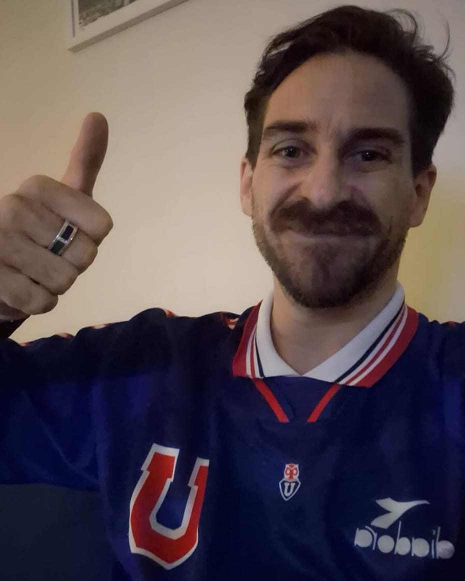 El candidato con la camiseta de la U.