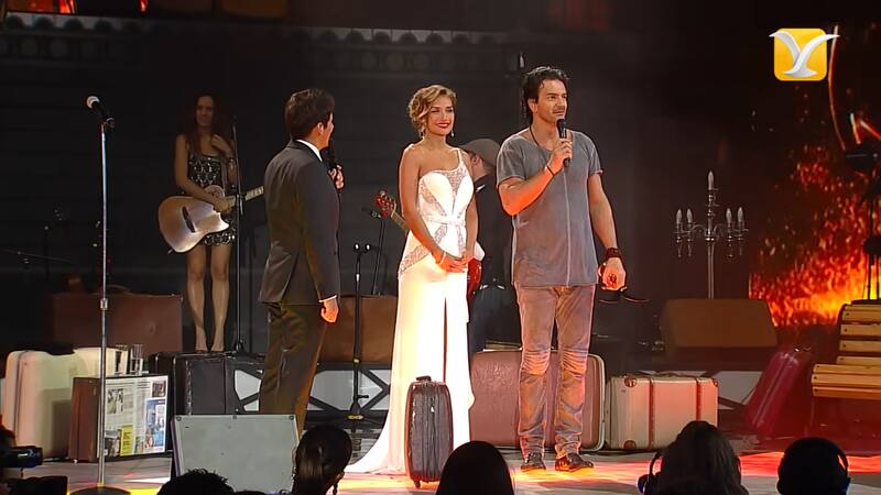La animadora le entregó todos los premios a Ricardo Arjona en su presentación en el Festival de Viña 2015. Créditos Captura: FESTIVALDEVINACHILE.