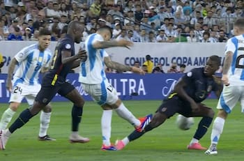 VIDEO | Igual a la de Gabriel Suazo: jugador de Argentina pegó este planchazo y ni siquiera cobraron falta