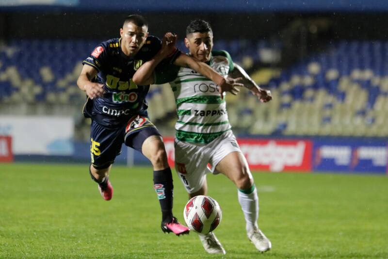 El jugador de Universidad de Concepcion Lukas Ortiz, izquierda, disputa el balon con Alejandro Marquez de Deportes Temuco durante el partido de final regional Copa Chile realizado en el estadio Ester Roa de Concepcion, Chile,15/08/2023. Foto: Aton.