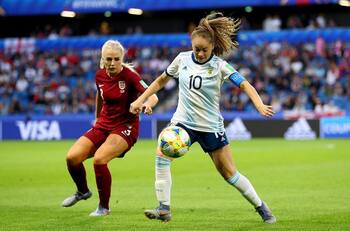 Exfigura argentina de Colo Colo femenino sufrió lesión de isquiotibiales en su pierna izquierda