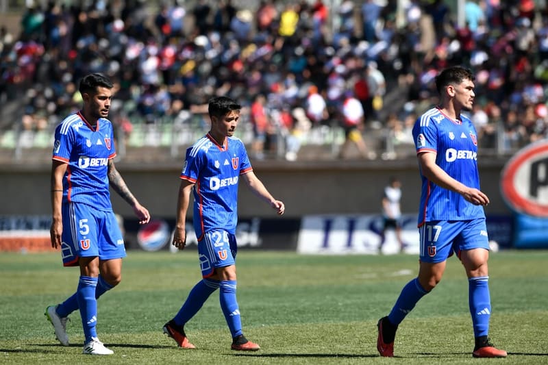 Renato Huerta (al centro) deja la U para jugar en Calera. Foto: Aton.