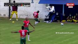 VIDEO | ¡No lo expulsaron! La insólita patada de karate de un DT a jugador rival en Ecuador