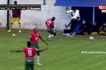 VIDEO | ¡No lo expulsaron! La insólita patada de karate de un DT a jugador rival en Ecuador