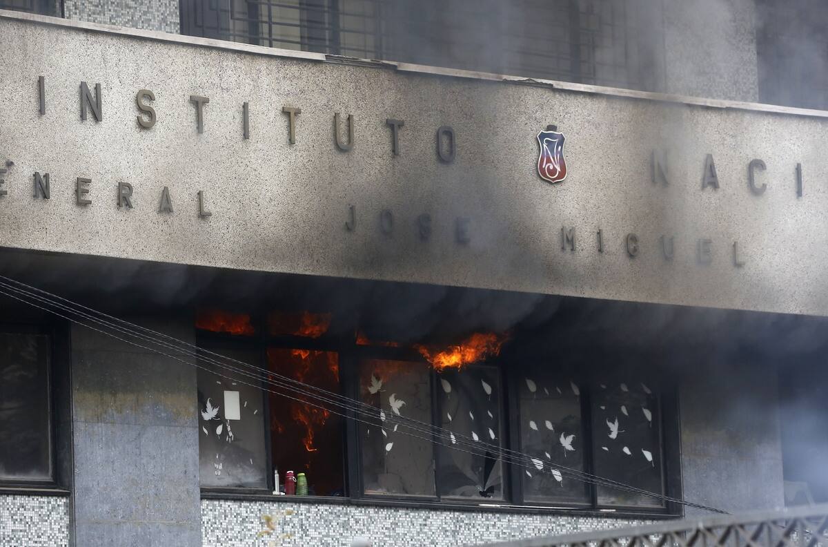 VIDEO | Incendio se registra en el interior de sala de clases del Instituto Nacional