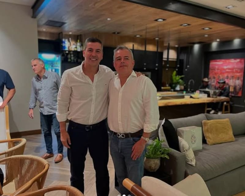 No todo es trabajo. En marzo pasado, el secretario general de la ANFP se dio un gustito en su viaje a Asunción por las eliminatorias y posó para la posteridad con el mandatario paraguayo.