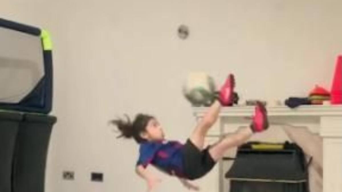 Arat Hosseini: El niño iraní que enloquece al mundo con su talento con el balón