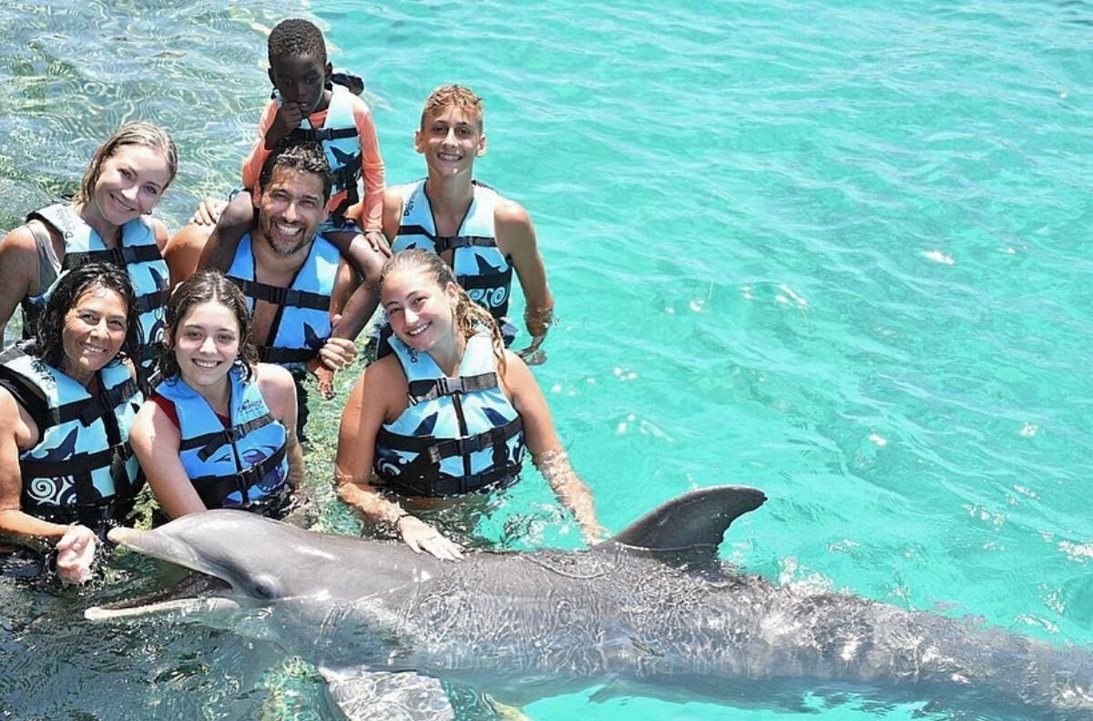 Estaban todos muy emocionados: La increíble experiencia de Rafa Araneda, Marcela Vacarezza y sus hijos al nadar con delfines