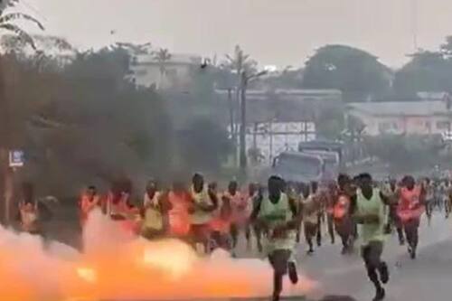 Explosión en carrera en Camerún dejó a 19 deportistas heridos. Crédito: Captura de video.