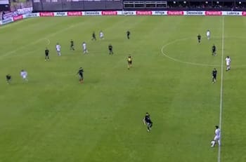 Y no era el árbitro: equipo de Primera en Argentina protagoniza insólito momento jugando con 12 futbolistas