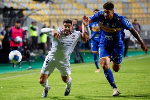 Hugo Magallanes (derecha) es pretendido por Peñarol de Montevideo. Foto: Agencia Aton.