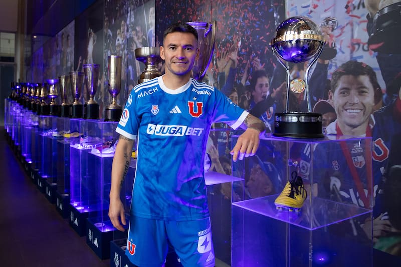 Charles Aránguiz presentado en la U.