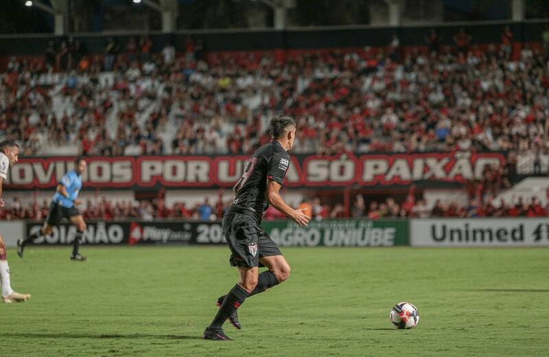 El ex Universidad de Chile comenzó con su renacer en Brasil. Foto: @ACGOficial.
