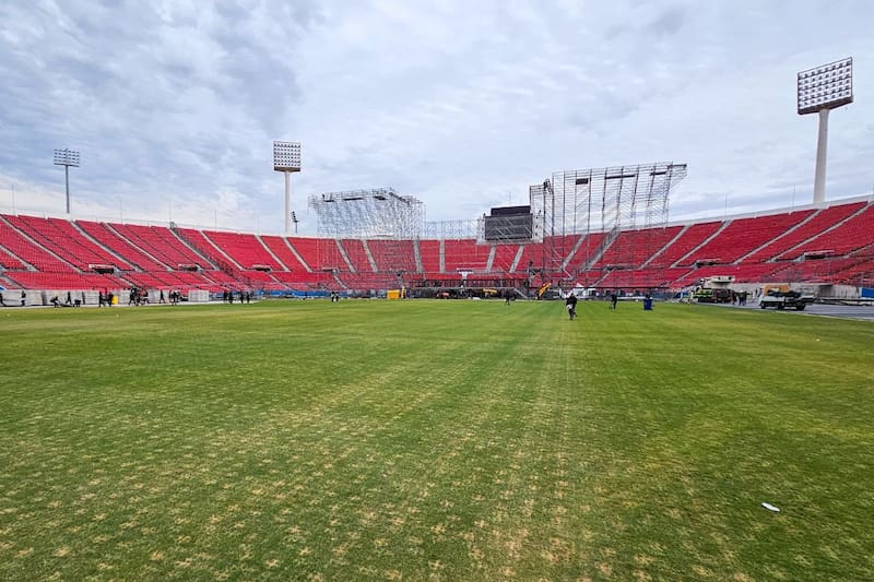 La cancha del recinto ñiñoíno soportó cinco conciertos masivos en abril, por lo que está siendo sometido a un intenso trabajo de recuperación, para que llegue en condiciones al Clásico Universitario. Foto: IND.