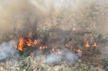 Alerta roja para San José de Maipo tras incendio forestal que ha consumido más de 10 casas
