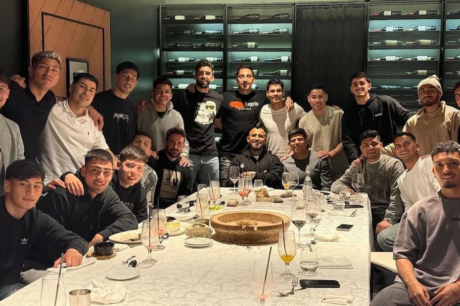 Jugadores de Colo Colo se reunieron tras el entrenamiento.