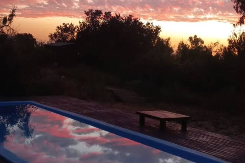 El recinto cuenta con cómodas cabañas para hasta seis personas, en donde también podrás disfrutar de piscinas y tinajas. Créditos: Refugio Pucalán Lounge en Instagram.