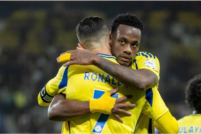 celebrando sus anotaciones.