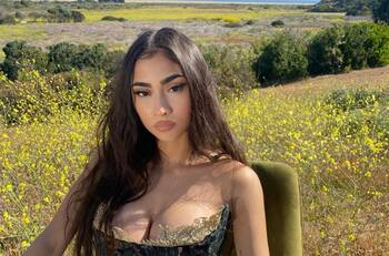 Paloma Mami posó en un campo florido para el videoclip de “Frenesí”