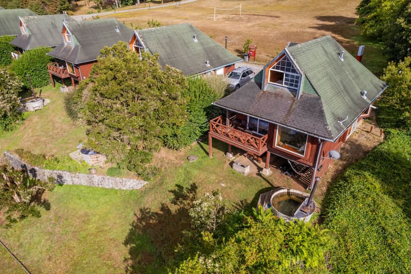 El lugar ofrece cómodos alojamientos en medio de la naturaleza que rodea al Volcán Villarrica. Créditos: Google Maps.