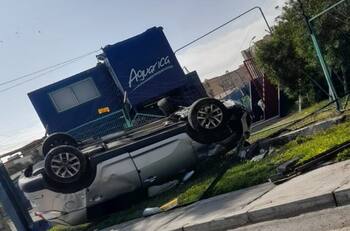 VIDEO | Descompensación por clonazepam: Conductora volcó en auto tras chocar contra cierre perimetral en Arica