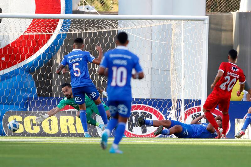 El jugador de Union La Calera Brayan Garrido, derecha, marca su gol contra Universidad de Chile