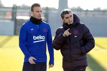 En España se la juegan con que Ernesto Valverde fue "destituido" de Barcelona