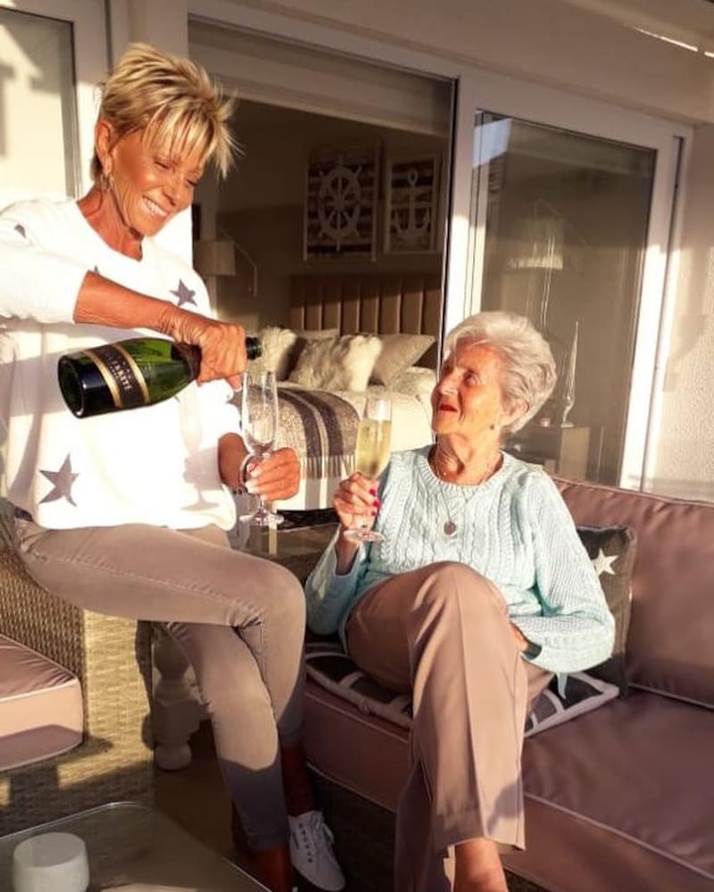 Raquel Argandoña disfrutando con su madre, Eliana de la Fuente